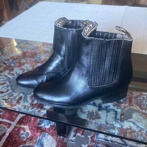 👧🏻🧒🏻 Kids boots in good condition made in Mexico size6,100% percent leather